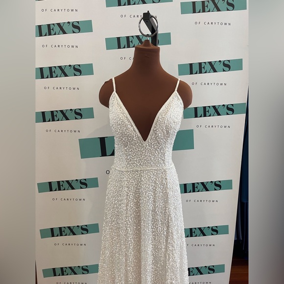 Deep V Sequin gown with train - Picture 2 of 6